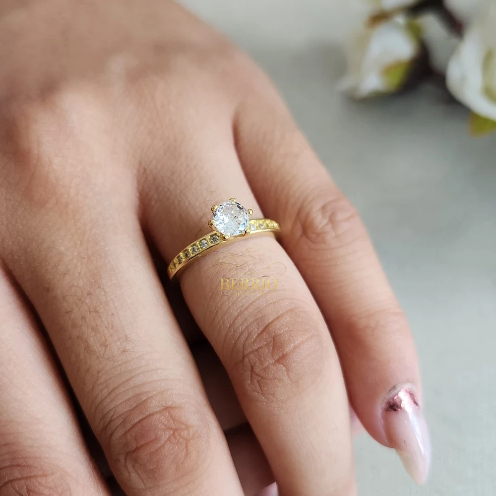 Anel solitário cravejado luxo