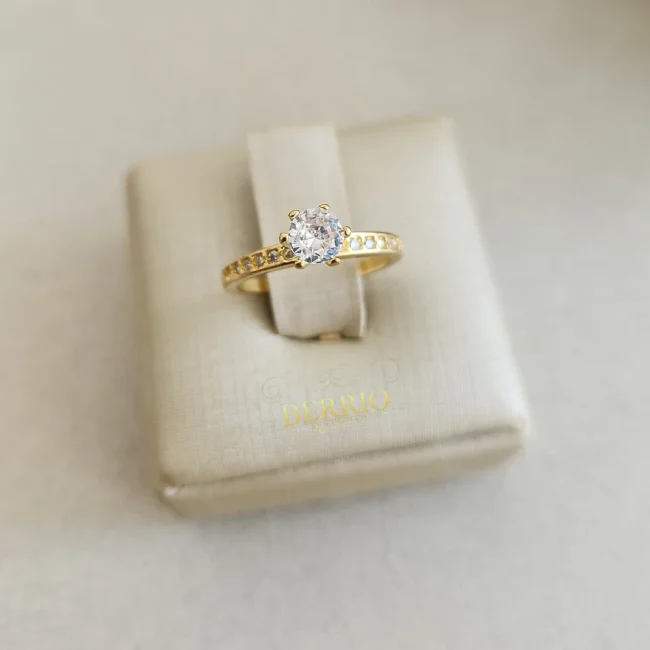 Anel solitário cravejado luxo