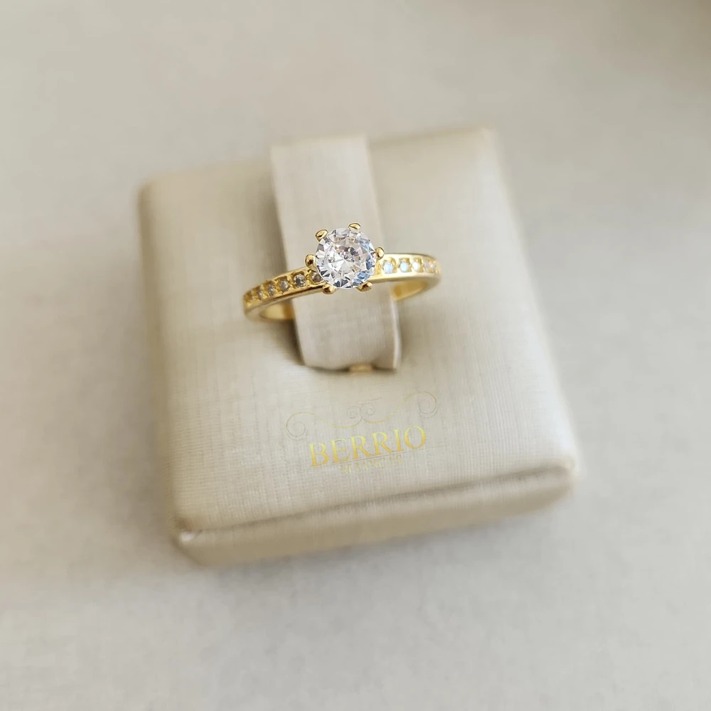 Anel solitário cravejado luxo