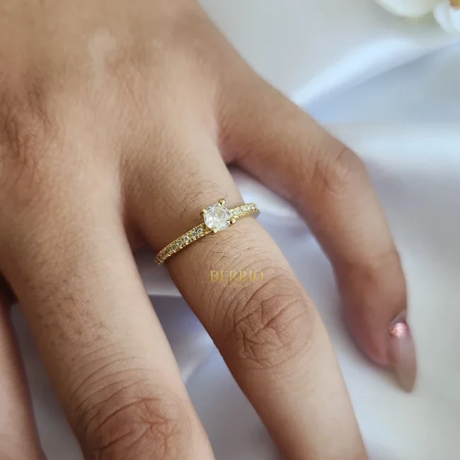 Anel solitário cravejado Slin