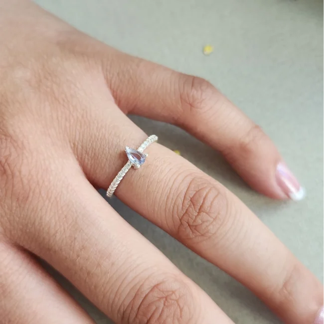 Anel Solitário em Prata com Gota Ametista