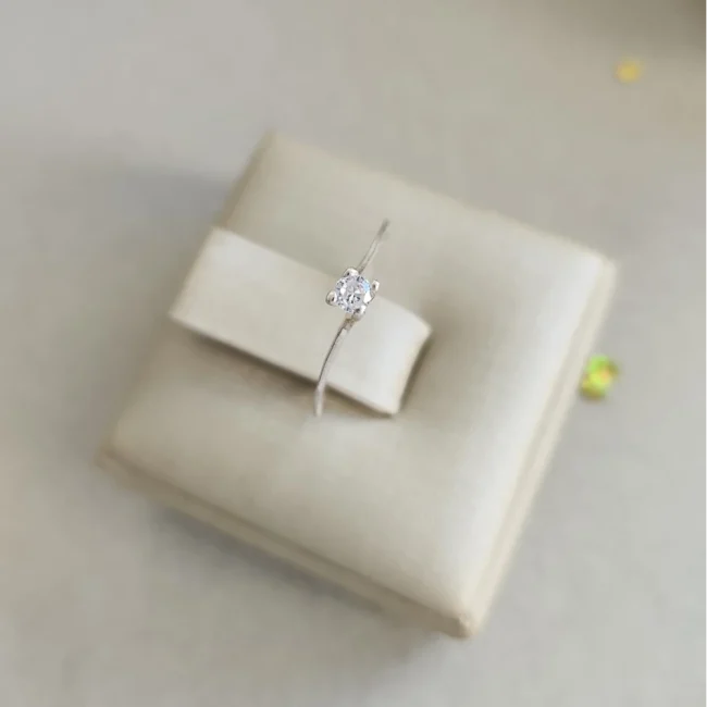 Anel Solitário em Prata Deliciate