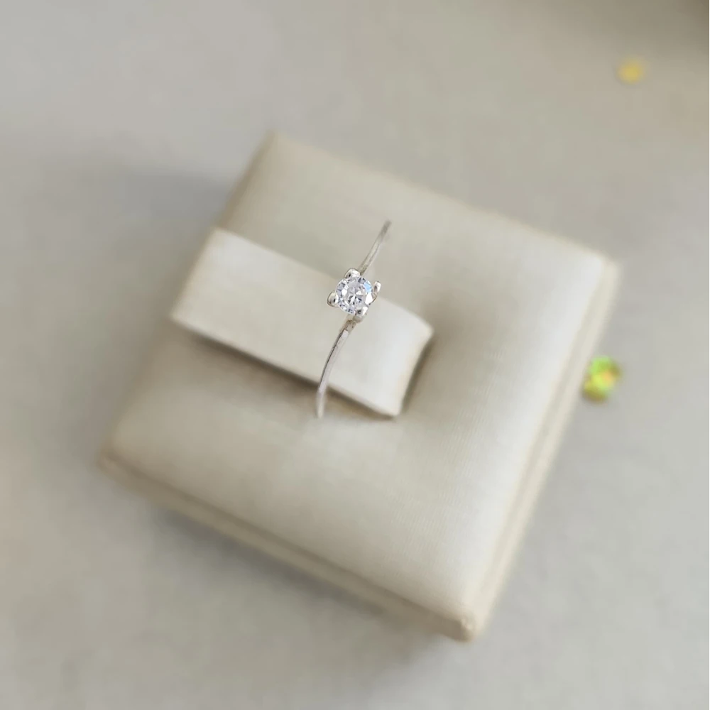 Anel Solitário em Prata Deliciate